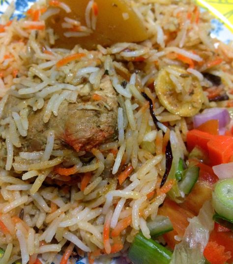 Sindhi Biryani, Pakistani Rice, Biryani Rice, Sliced Tomato, Fried Onions, Friend Quotes, Indian Recipes, Rice Dishes, Biryani