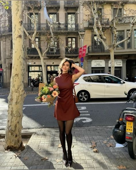 Red Dress Casual Winter, Classy But Cute Outfits, Elegant Fall Fashion, Fall 2024 Dresses, Cool Girl Aesthetic Instagram, New York Chic Outfits, Poses For Pictures Instagram Outside, Nyc Dress Outfits, Brunette Outfits Aesthetic