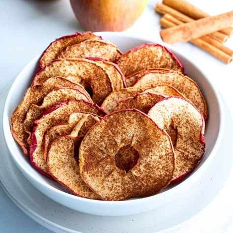 Quick & Easy Oven-Baked Apple Chips - Yummy and fully Baked Apple Chips, Oven Baked Apple, Apple Chips Recipe, Apple Chips Baked, Healthy Chips, Apple Chips, Baked Apple, Easy Oven, Homemade Apple