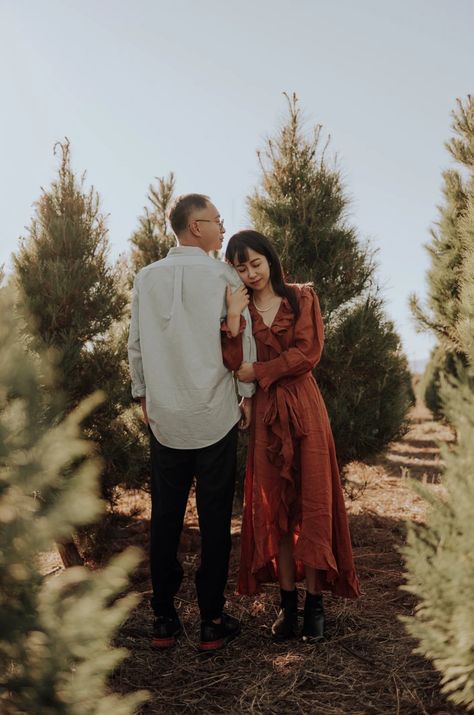 Tree Farm Couple Photoshoot, Couple Poses In Front Of Christmas Tree, Christmas Pictures At Tree Farm, Couple Holiday Cards Photo Ideas, Christmas Tree Lot Photoshoot Family, Christmas Mini Sessions Couples, Couple Christmas Tree Farm Photos, Tree Farm Couple Pictures, Family Photos Christmas Tree Farm