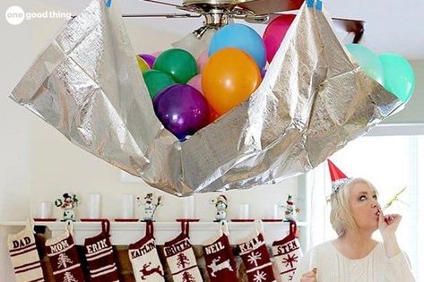 Diy New Years Eve Decorations, New Year Diy, Balloon Drop, Group Party, New Years Traditions, Holiday Hack, Easy Diy Decor, Diy Ceiling, Big Balloons