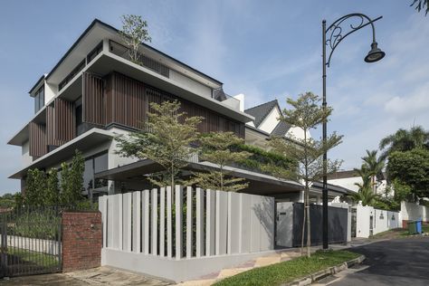 Corner House Facade, 3 Storey Corner House Design, Corner Lot House Design, 3 Storey House, Architecture 101, 3 Storey House Design, Modern Tropical House, Tropical Architecture, Modern Exterior House Designs