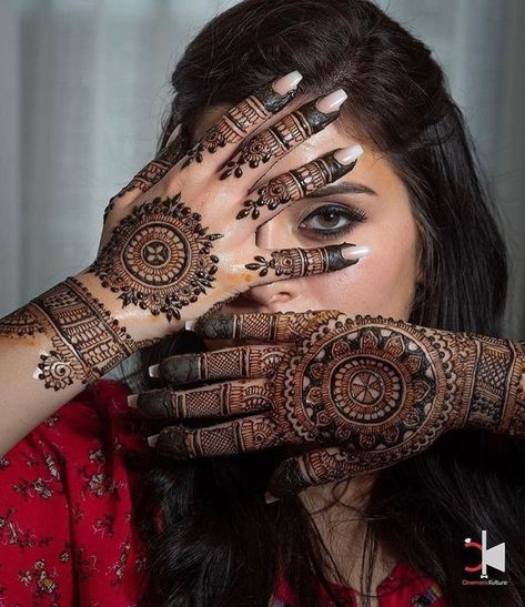 Mehadi Pose Photo, Mahendi Photography Poses, Mhedi Pic, Mehedi Poses, Mahendi Bride, Mehendi Pose, Mehndi Dulhan, Mehendi Photography Bridal, Mehendi Poses