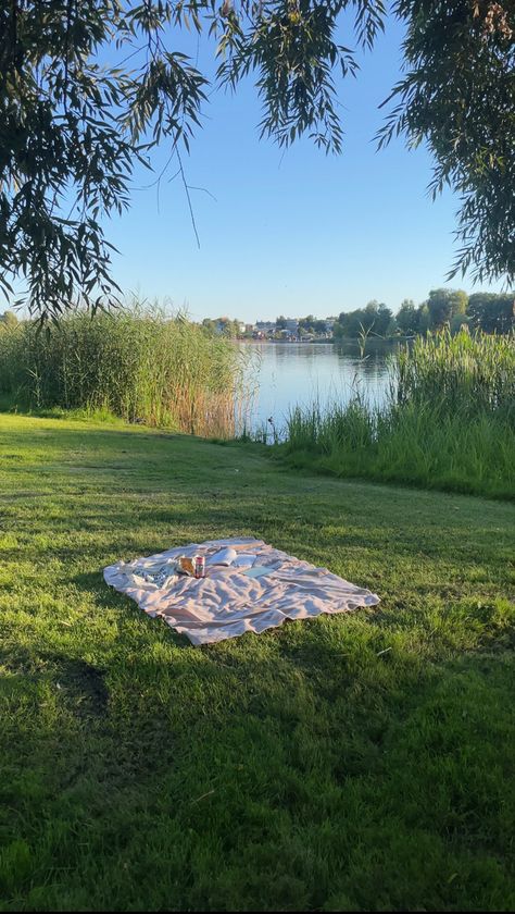 Lake Picnic, Beautiful Picnic, Life In Paradise, Meditation Garden, Peaceful Life, Spring Aesthetic, Spring Vibes, Summer Dream, Aesthetic Summer