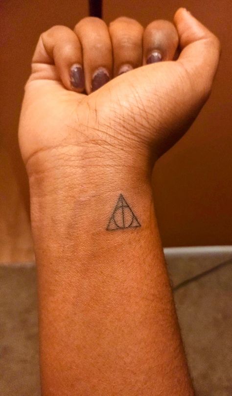 Harry Potter Deathly Hallows Tattoo Simple Harry Potter Tattoo, Harry Potter Deathly Hallows Tattoo, Harry Potter Triangle, Always Harry Potter Tattoo, Hanna Tattoo, Hallows Tattoo, Cute Henna Tattoos, J Tattoo, Potter Tattoo