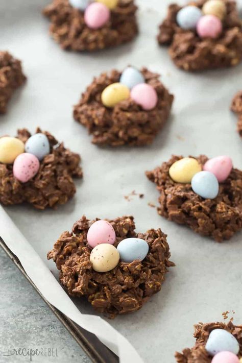 These No Bake Birds Nest Cookies are made with oats, corn flakes, mini eggs, peanut butter and are perfect for Easter or Spring! The kids will go nuts for them! Includes step by step recipe video Easter Nest Cake, Birds Nest Cookies, Gluten Free Easter, Easy No Bake Cookies, Easter Nests, Easter Snacks, Easter Desserts Recipes, Nutella Cookies, Gluten Free Desserts Recipes