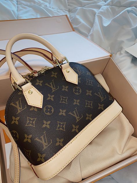 Louis Vuitton Bag Women, New Louis Vuitton Handbags 2023, Pretty Bags Classy, Louis Vuitton Bags Women, Lv Bags Louis Vuitton Handbags, Louis Vuitton Bag Aesthetic, Louie Vuttion, Luxury Bags Louis Vuitton, Louis Vuitton Bag Outfit