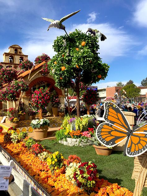 Fall Floats For Parades, Disneyland Landscaping, Flower Float Parade, Flower Art Installation Outdoor, Varmala Entry, Rose Bowl Parade Floats, Rose Parade Floats, Parade Float Decorations, Disney Flower And Garden Festival