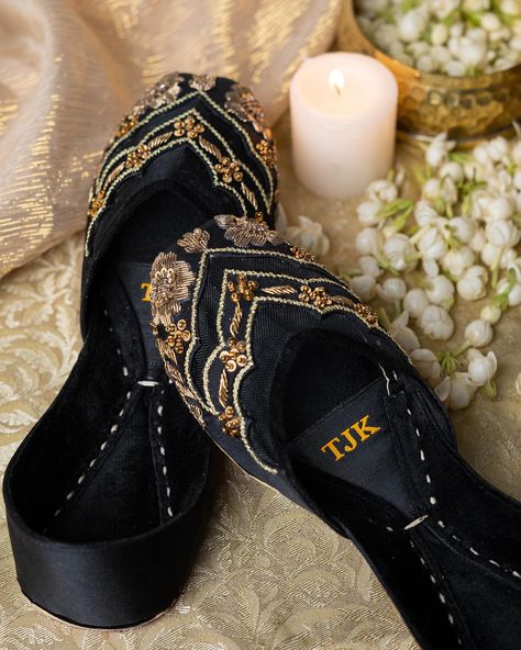 𝐍𝐚𝐳𝐚𝐤𝐚𝐭 | 𝐀 𝐌𝐮𝐠𝐡𝐚𝐥 𝐅𝐚𝐢𝐫𝐲𝐭𝐚𝐥𝐞 Unveiling “Naila” Crafted in classic black, this jutti features intricate gold embroidery and scalloped detailing, exuding sophistication and timeless elegance. Ideal for evening gatherings and festive occasions, it’s the epitome of understated luxury. Shop now at www.tjkdesigns.co -Worldwide delivery. -Cash on delivery available across Pakistan. -TJK offers customisation as well. . . #tjkdesigns #tjkwomen #tjkbymaham #tjkgirl #khussa #handmade #madetoorder #... Punjabi Jutti, Understated Luxury, Gold Embroidery, Luxury Shop, Classic Black, Timeless Elegance, Pakistan, Shop Now, Embroidery