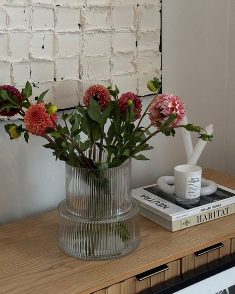 Ribbed Vase Decor, Ribbed Flower Vase, Hm Home Decor, Vase Bedroom, Aesthetic Vase, Flower Glass Vase, Vase Aesthetic, Apartment Shopping, Sf Apartment