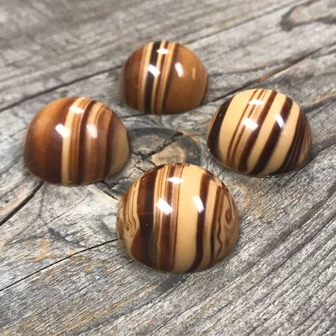 Moulded Chocolate, Chocolate Bonbons Recipe, Bon Bons Recipe, Bon Bon Candy, Chocolate Ideas, Chocolate Candy Recipes, Chocolate Recipes Homemade, Chocolate Wedding, Ganache Recipe