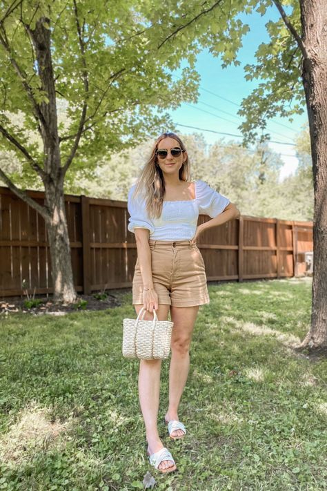 Neutral, summer outfit with Everlane Way High Shorts, a white puff sleeve top, straw bag, and white slide sandals. #michelletomczakblog Cafe Outfit Summer, White Puff Sleeve Top Outfit, White Slides Outfit, Casual Hot Day Outfit Summer, Puffed Sleeves Outfit, Puff Sleeves Outfit, Puff Sleeve Top Outfit, Outfits With Sandals, Shorts Styling