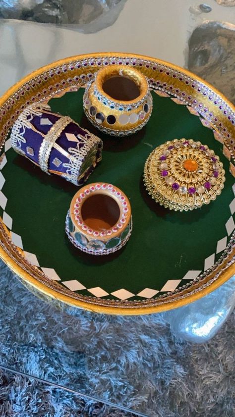 Wedding Decorations Pakistani, Pakistani Mehndi Decor, Mehndi Plate, Dholki Decor, Mehndi Thaal, Sangeet Decor, Mehendi Decor Ideas, Wedding Platters, Thali Decoration Ideas