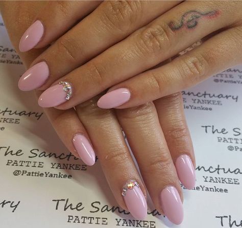 Pink Nails With Stones, Pink Nails With Crystals, Light Pink Nails With Rhinestones, Pink Jewel Nails, Pearl Pink Nails, Pink Nails With Diamonds, Pink Nails With Gems, Trip Nails, Pink Oval Nails