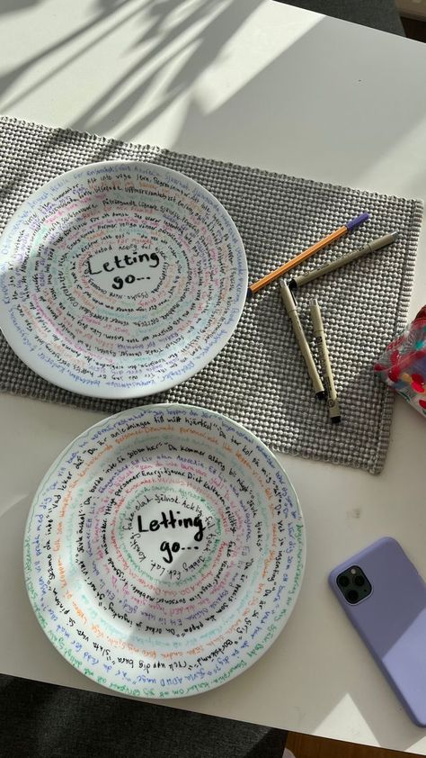 Letting Go Plate, Aesthetic Summer Crafts, Letting Go Plates, Summer Crafts Aesthetic, Smash Plates, Crafts With Friends, Fun Party Activities, Summer Bucket List Aesthetic, Best Friend Dates