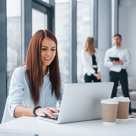 Woman looking at computer learning about getting good link previews for her website Photos For Website, Search Engines Other Than Google, Plugins For Wordpress, Wordpress Development, Open Source Software, Strategy Meeting, About Us Page, Websites Design, Google Search Results