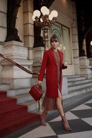 60s Fashion Trends, Estilo Gossip Girl, Jenny Cipoletti, Women Fashion Edgy, Wardrobe Outfits, Red Coat, Looks Chic, Ladies Tops Fashion, Outfit Idea