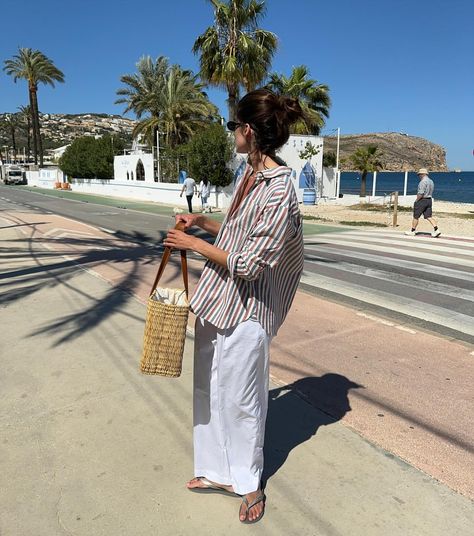 in love with stripes 👒 #outfitoftheday #outfitinspo | Instagram Cute Airport Outfit, Grandma Dress, Cute Travel Outfits, Boho Fits, Beachy Aesthetic, Nyc Summer, Vacation Looks, Cruise Outfits, April 3