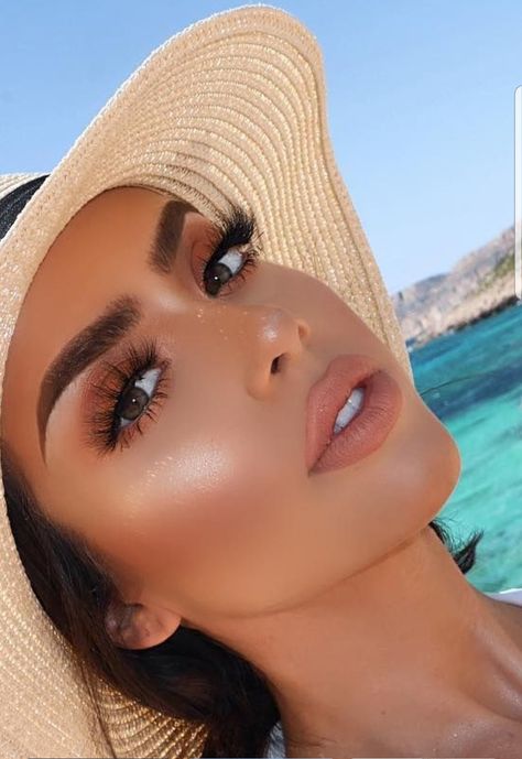 Makeup For Beach Wedding Guest, Beach Photo Shoot Makeup, Beach Glow Makeup, Beach Wedding Guest Makeup, Pool Makeup Looks, Beach Photoshoot Makeup, Make Up Playa, Poolside Makeup, Beach Party Makeup