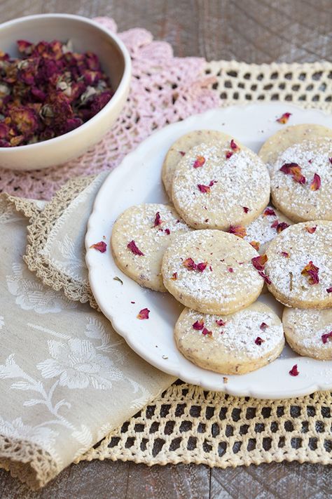 Strawberry Rose Cookies, Rosé Recipes, Rose Petal Recipes, European Cookies, Cinnamon Christmas Cookies, Rose Food, Cookies Italian, Shortbread Cookies Recipe, Edible Flowers Recipes