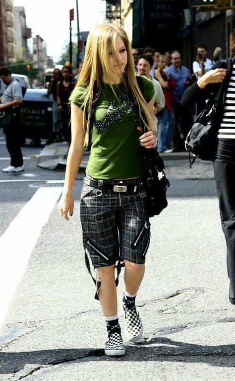 This should go to band pics - but I like the clothing style too much; so it landed here. Avril Lavigne Outfits, Avril Lavingne, Avril Lavigne Photos, Avril Lavigne Style, Early 2000s Fashion, Punk Princess, 2000s Outfits, 2000s Fashion Outfits, Last Fm