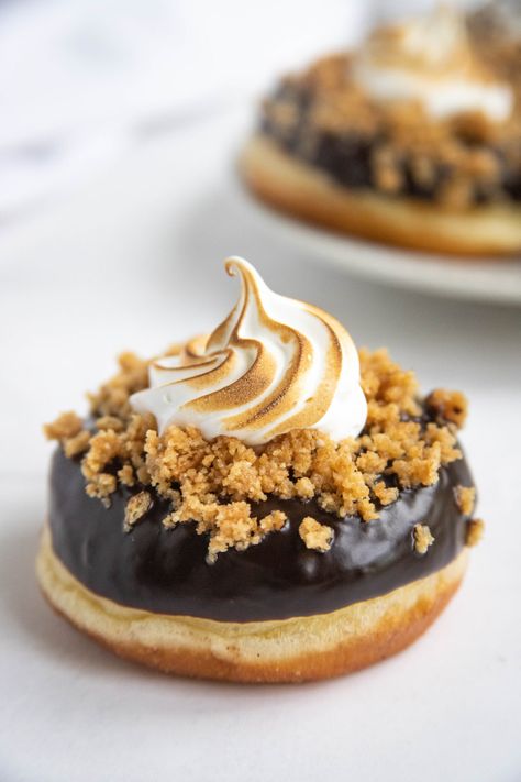 S'Mores Doughnuts with Chocolate Glaze - Bakes by Brown Sugar S’mores Doughnut, Fancy Donut Recipes, Doughnut Ideas, Donut Photography, Fancy Donuts, Donuts Gourmet, Donut Flavors, Donuts Donuts, Donut Recipe