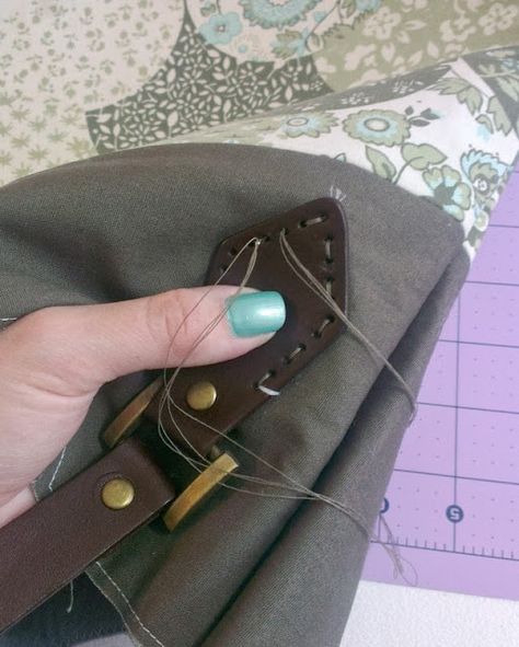 Mrs H - the blog: How to attach leather handles Diy Leather Bag, Cheap Purses, Diy Bags Purses, Diy Handbag, Purse Handles, Couture Mode, Diy Purse, Sewing Leather, Cute Purses