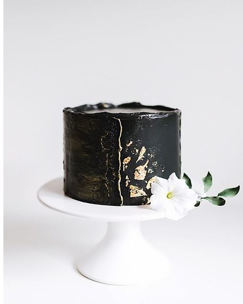 Small Black Wedding Cake, Small Black Cake, Wedding Cake 2023, Wedding Cakes Black, Black Velvet Cakes, Cake 2023, Round Birthday Cakes, Black Wedding Cake, A Black Wedding