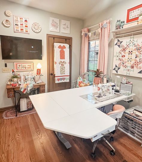 Leslie Bercher | Sometimes you need ALL the table space! Whether sewing rows together or free motion quilting on my Juki, it always helps to have more… | Instagram She Shed Craft Room, Quilt Room Organization, Sewing Room Inspiration, Sewing Room Storage, Watching A Movie, Sewing Spaces, Sewing Room Design, Dream Craft Room, Craft Room Design