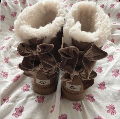 Bailey Bow Uggs Aesthetic, Y2k Ugg Outfit, Bailey Bow Uggs Outfit, Uggs Bow, Uggs Tazz, Uggs Aesthetic, Aesthetic Uggs, Aesthetic Boots, Tasman Uggs