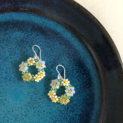 Seed Bead Daisy Earrings, Daisy Bead Earrings, Beaded Spring Earrings, Flower Beads Earrings, Beaded Earring Tutorial, Bead Earrings Diy Tutorials, Beadwork Patterns Free Seed Bead Tutorials, Seed Bead Flower Earrings, Daisy Chain Earrings