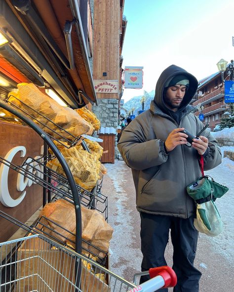 ig @luizacordery ski trip, boulangerie bakery candid photo inspo Snow Day Aesthetic, Candid Photo, Junk Drawer, Ski Trip, Winter Aesthetic, Cozy Winter, Christmas Aesthetic, Winter Time, Photo Inspo