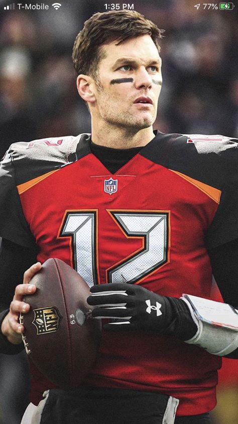 Tom Brady Wallpaper, Tom Brady Football, Nfl Jokes, Tampa Bay Buccaneers Football, 32 Nfl Teams, Buccaneers Football, Nfl Football Pictures, Nfl Football Art, Nfl Football Players