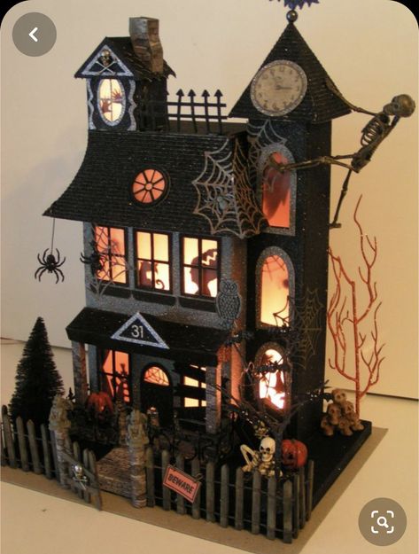 Haunted House Craft, Halloween Village Display, Halloween Haunted House Decorations, Haunted House Diy, Dekorasi Halloween, Dollhouse Halloween, Haunted House Decorations, Casa Halloween, Haunted Dollhouse