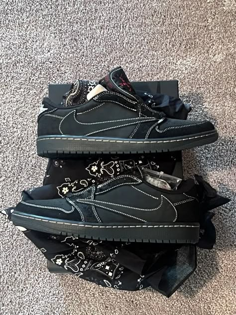 Travis Scott Jordans, Travis Scott Black Phantom, Travis Scott Outfits, Travis Scott Sneakers, Jordan Retro 1 Low, Jordan Travis Scott, Travis Scott Shoes, Nike Travis Scott, Travis Scott Jordan 1