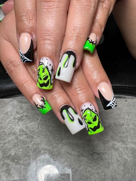 Acrylic nails Halloween oogie boogie green glow in dark stiching Oogey Boogey Nails, Oogie Boogie Nail Art, Oggie Boogie Nail Designs, Oogie Boogie Nails Short, Oogie Boogie Nails Acrylic, Boogie Nails, Oogie Boogie Nails, Halloween Oogie Boogie, Acrylic Nails Halloween