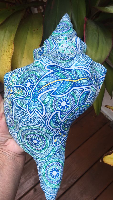 Painted Conch Shells, Shells Ideas, Painted Sand Dollars, Seashell Art Diy, Painted Horse, Conch Shells, Seashell Projects, Seashell Painting, Mermaid Shell