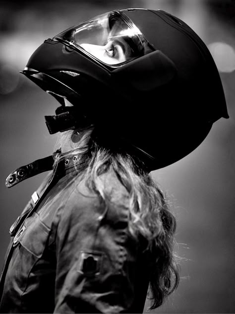 Girl Motorcyclist, Motorcycle Photo Shoot, Xe Ducati, Biker Photography, Мотоциклы Cafe Racers, Biker Photoshoot, Motorcycle Photography, Bike Photoshoot, Motorbike Girl