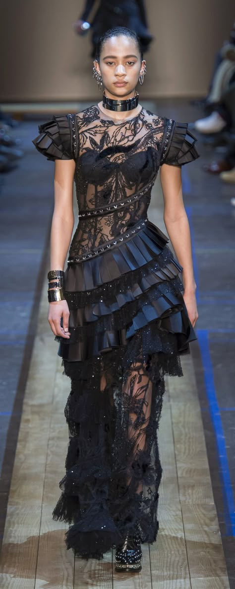 Mcqueen Couture, Alexander Mcqueen Couture, Mcqueen Dress, Alexander Mcqueen Fashion, Sarah Burton, Mcqueen Fashion, Women Fashion Edgy, Fashion Seasons, Winter Outfits Women