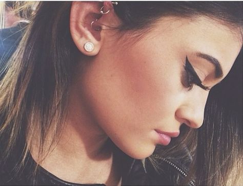 15 Pretty Ear Piercings That'll Inspire You To Add More Studs, Stat Maquillaje Kylie Jenner, Kylie Jenner Ear Piercings, Moda Kylie Jenner, Maquillage Kylie Jenner, Style Kylie Jenner, Kylie Jenner Piercings, New Ear Piercing, Blush Mac, Bracelet Cartier