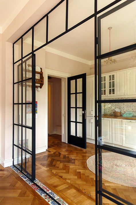 GLASS WALL BETWEEN KITCHEN AND LIVING ROOM Kitchen Living Room Divider, Living Room Divider, Modern Living Room Interior, Glass Doors Interior, Living Room Remodel, Design Del Prodotto, Black Doors, Beautiful Living Rooms, Room Remodeling