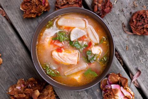 Salmon-Miso Sinigang (Filipino Sour Soup) Filipino Soup Recipes, Salmon Soup, Canh Chua, Sour Soup, God Mat, Bowl Of Soup, Filipino Recipes, Curries, Salmon Recipes