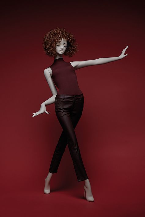 MOOD Collection | Women | GENESIS MANNEQUINS | Graceful poses inspired by Charleston dance moves clearly reflect the exuberant feeling of freedom. Seductive and glamorous female mannequins proudly accompany matching gentlemen with elegant posture. Semi-abstract heads create the necessary reduction to give the mannequins a timeless modern look. Mannequin Poses, Mannequin Photography, Full Body Dress Form, Graceful Poses, Pose Mannequin, Elegant Posture, Charleston Dance, Clothes Mannequin, Mannequin Torso