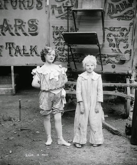 Vintage Circus Performers, Rare Historical Photos, Circus Performers, Classic Portraits, Circus Tent, Scary Clowns, Vintage Circus, Photographic Studio, Photo Series