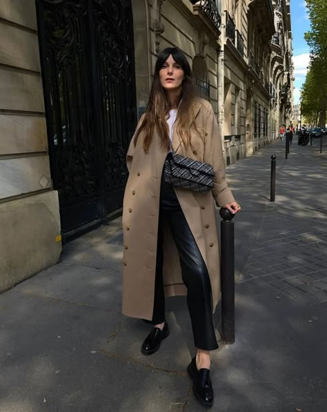 French Style Shoes, Leia Sfez, Paris Outfit Ideas, French Shoes, Parisian Outfits, Outfit Elegantes, Parisian Look, Parisian Women, Paris Outfits