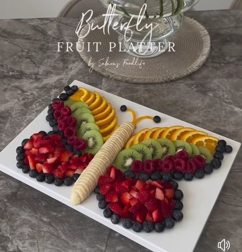 Amazing Food Platters, Fruit Platter Designs, Decorações Com Comidas, Amazing Food Decoration, Catering Ideas Food, Fruit Display, Charcuterie Inspiration, Party Food Platters, Fruit Decorations