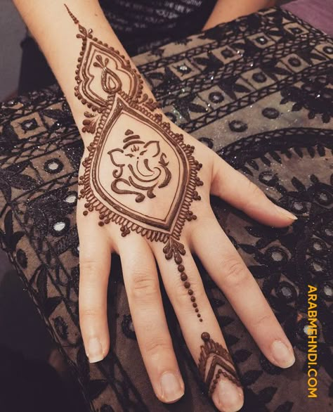 Arab Mehndi, Beautiful Simple Mehndi Design, Mehndi Design Easy, Simple Mehendi Designs, Henna Ideas, Beginner Henna Designs, Design Henna, Mehndi Design Pictures, Very Simple Mehndi Designs