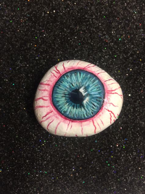 Eyeball challenge rock. Artist Amy Kilburn. Painted Eyeball, Eyeball Rock Painting, Eyeball Painted Rocks, Eyeball Monster, Eyeball Painting, Fall Rock, Garden Rock Art, Halloween Eyes, Diy Rock Art