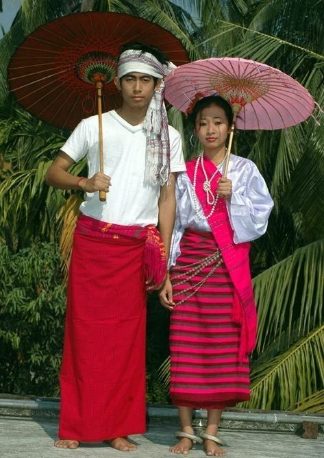 Couple wearing traditional dress of Bangladesh. Get more images here: http://www.madeinindia.net.au/ Bangladesh Traditional Dress, Tripura Traditional Dress, Bangladesh Clothing, Own Language, Culture Day, Global Dress, Dress Attire, Traditional Clothes, Ethnic Dress