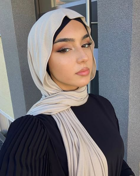 Soft Hijabi Aesthetic, Christian Hijab Head Coverings, Hijab Baddie, Hijabi Streetwear, Hijab Teen, Estilo Hijab, Stile Hijab, Hijabi Aesthetic, Arab Beauty